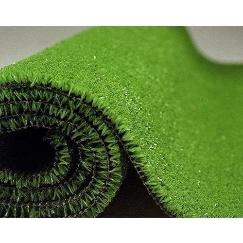 Dale un toque de color a tu terraza con este rollo de césped artificial con 7mm de altura