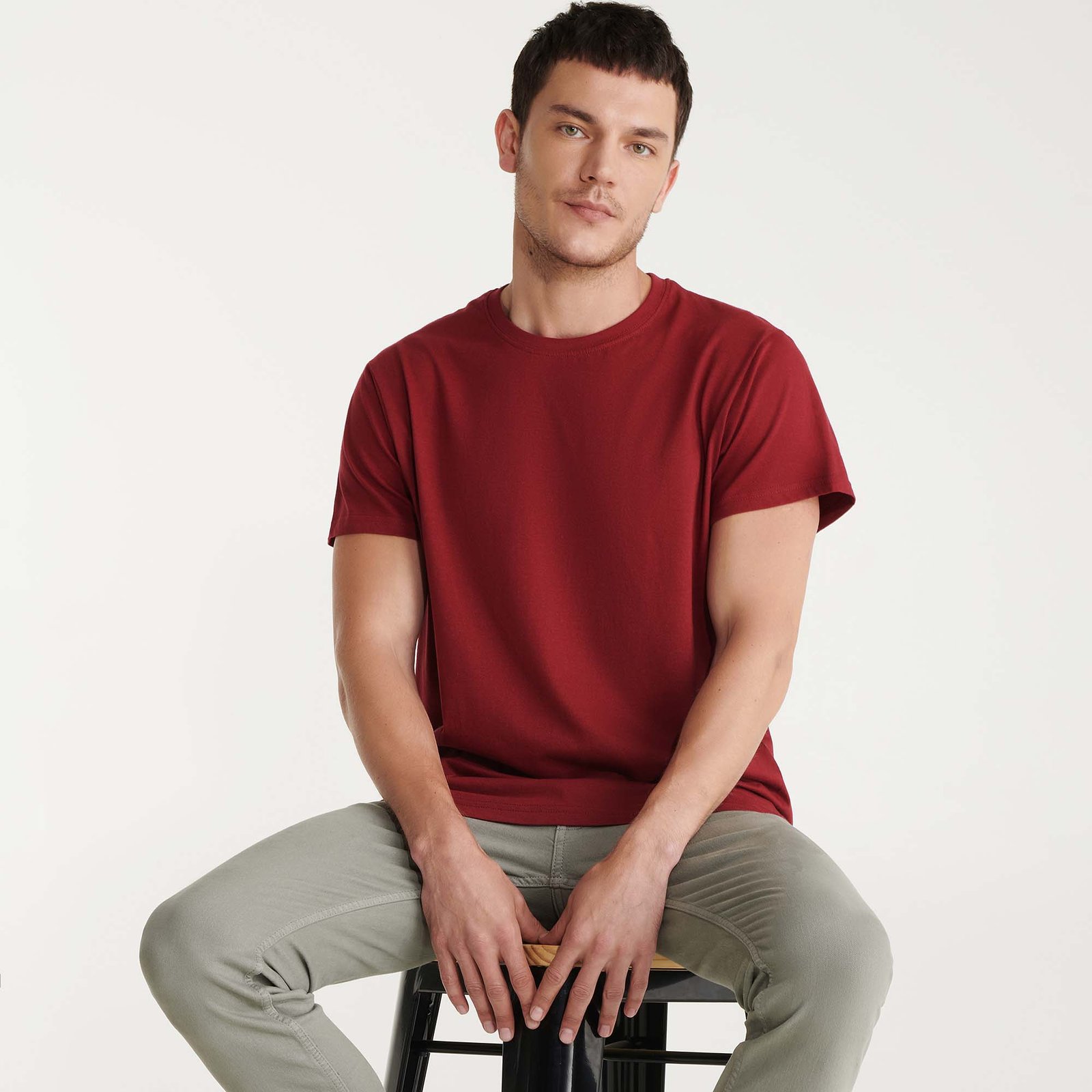 ¡Lleva tu estilo al siguiente nivel con esta imbatible oferta de camiseta básica de algodón para hombres!