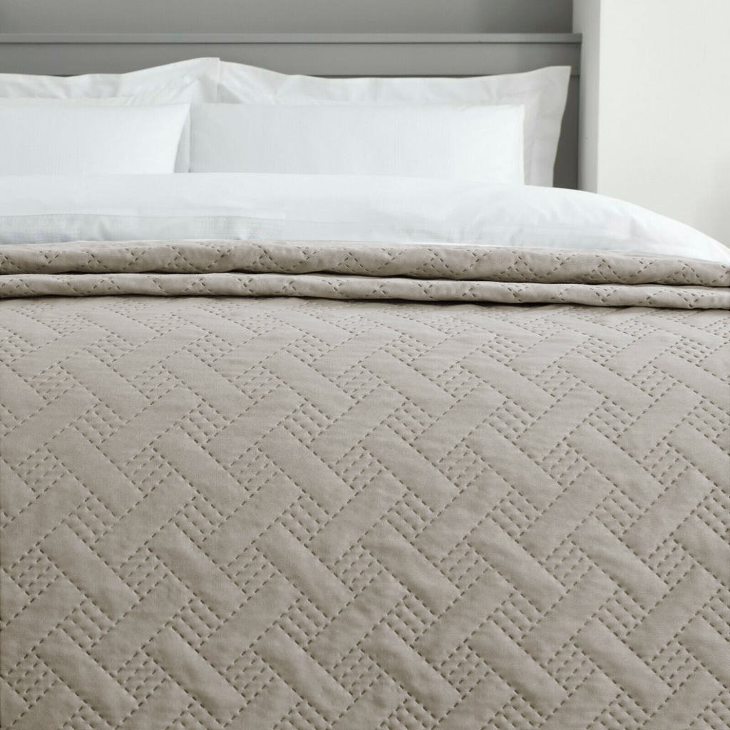 ¡No te pierdas este increíble descuento en una colcha de poliéster para entre tiempo!