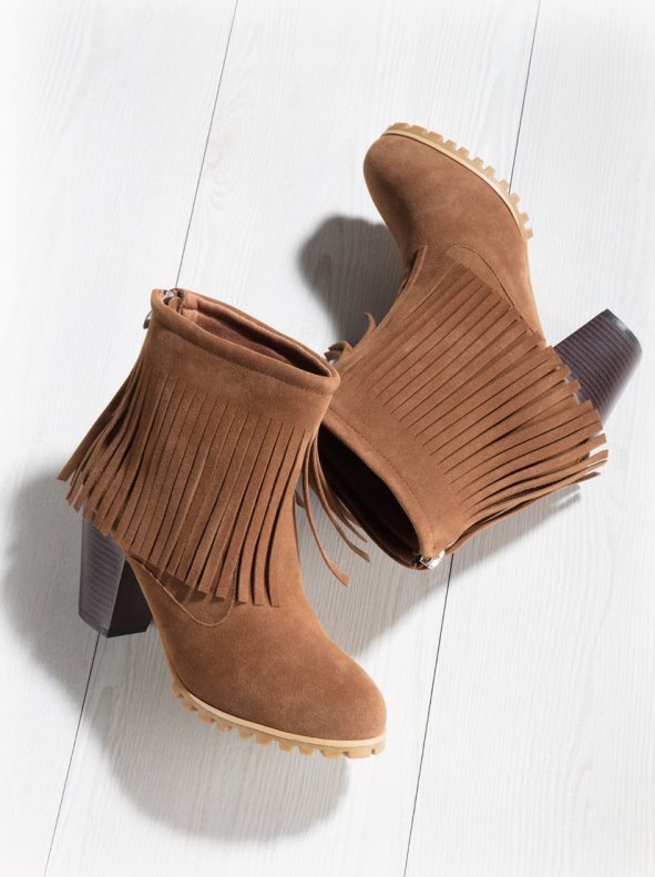 ¡Últimas unidades! Descubre los botines de moda con flecos y ahorra con nuestro cupón de aniversario. ¡No te quedes sin ellos! Tallas disponibles: 35-38.