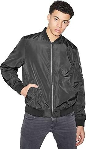¡Obtén estilo y calidad con esta increíble bomber de hombre de C&A a precio de ganga!
