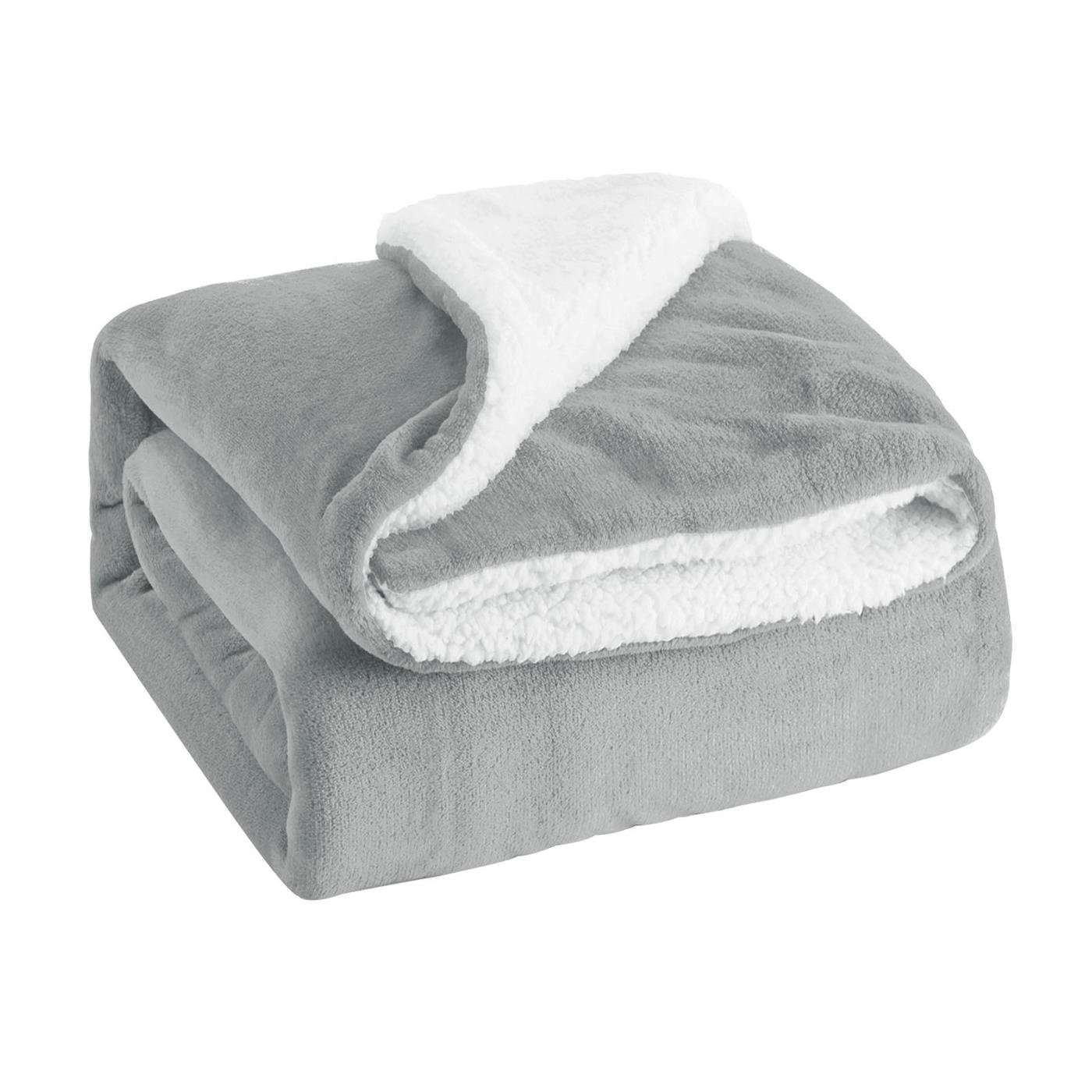 ¡El abrazo perfecto para este invierno! ¡Descubre el secreto de calidez y estilo con nuestro manga reversible de 130x160cm de Mercury Home!