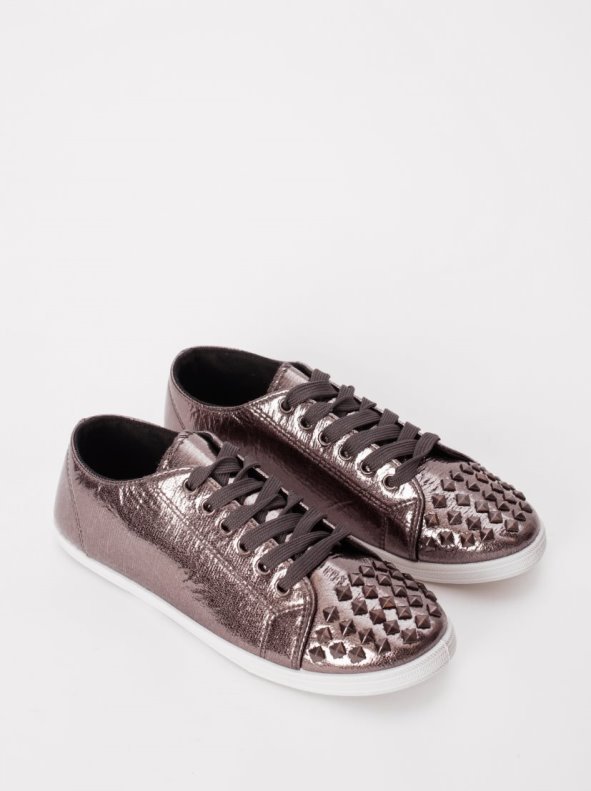 ¡Aprovecha la liquidación de zapatillas con tachuelas en tallas 37 y 38 y da un toque de estilo a tus outfits!