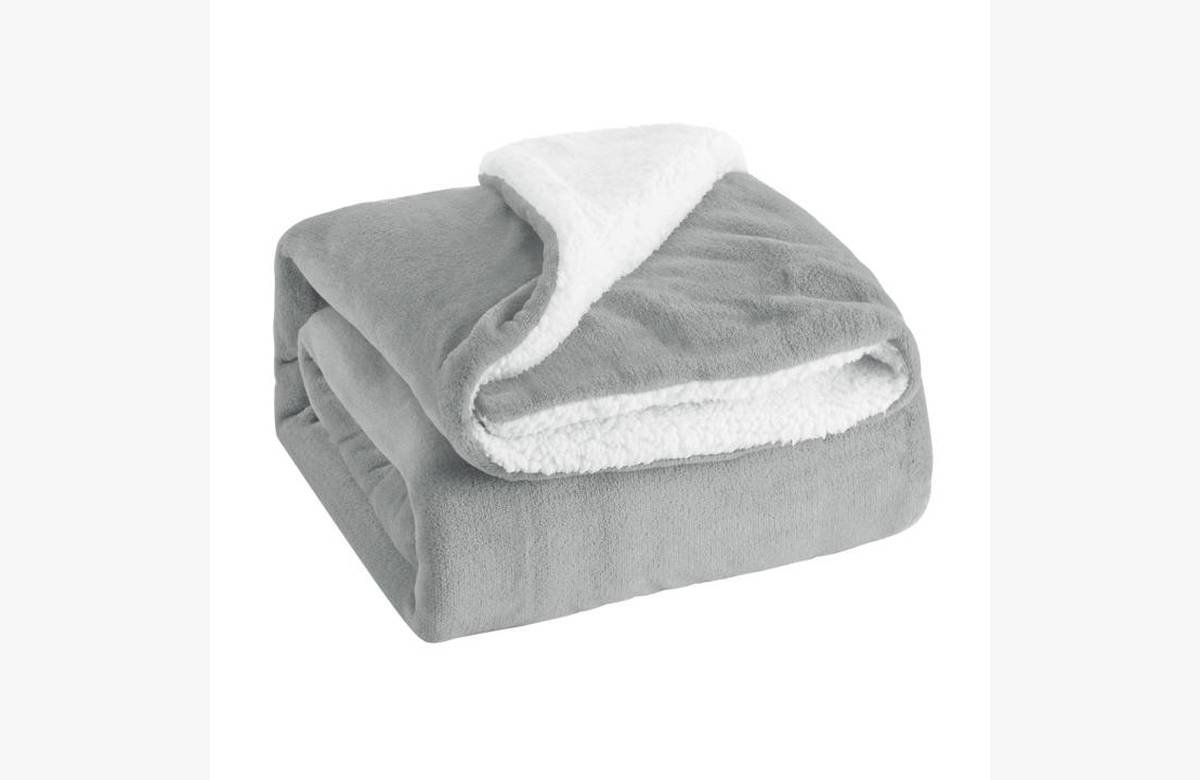 ¡No te quedes sin la manta reversible de borreguito de 130x160cm por un mini precio!