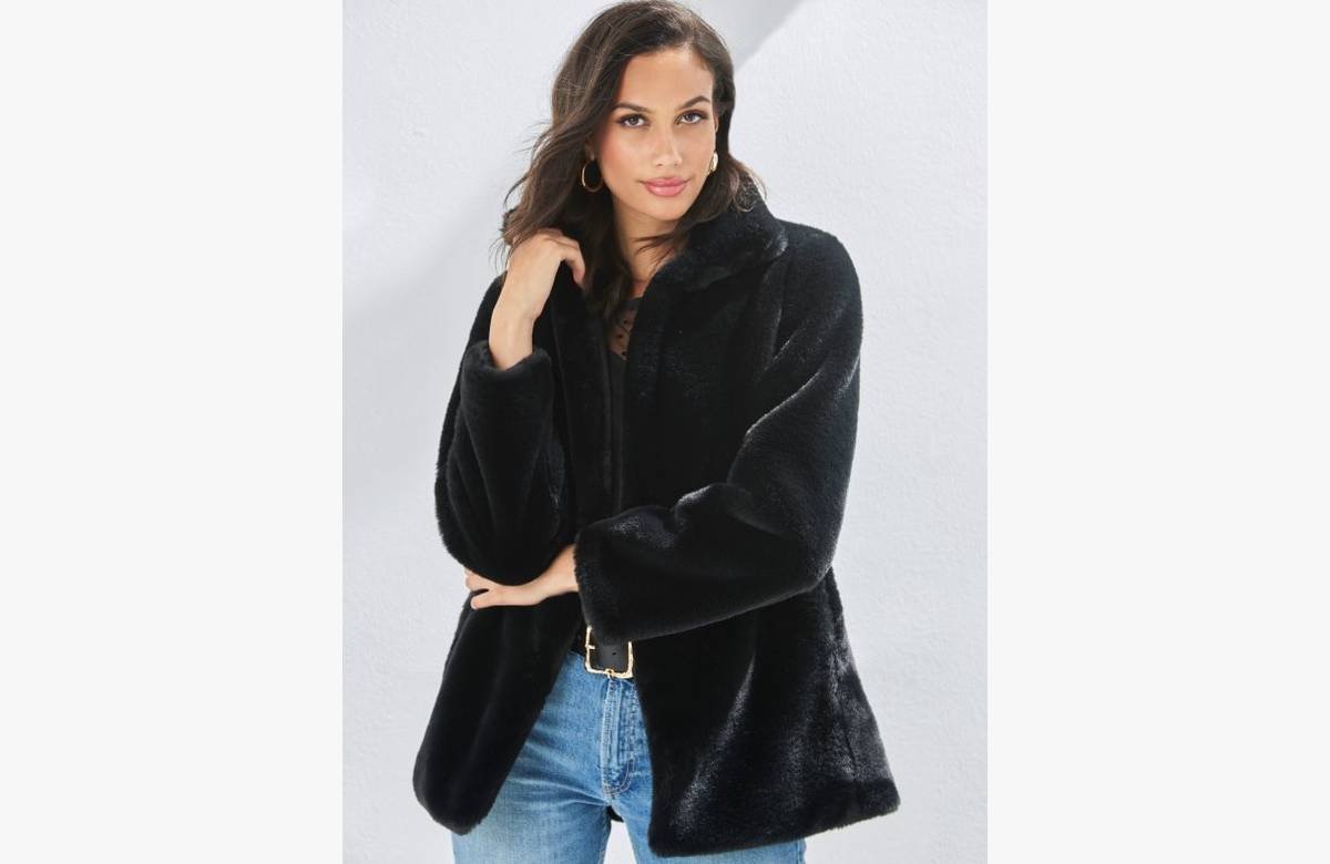 ¡No pierdas la oportunidad de lucir elegante y ahorrar un 30% en este abrigo de pelo sintético con bolsillos!