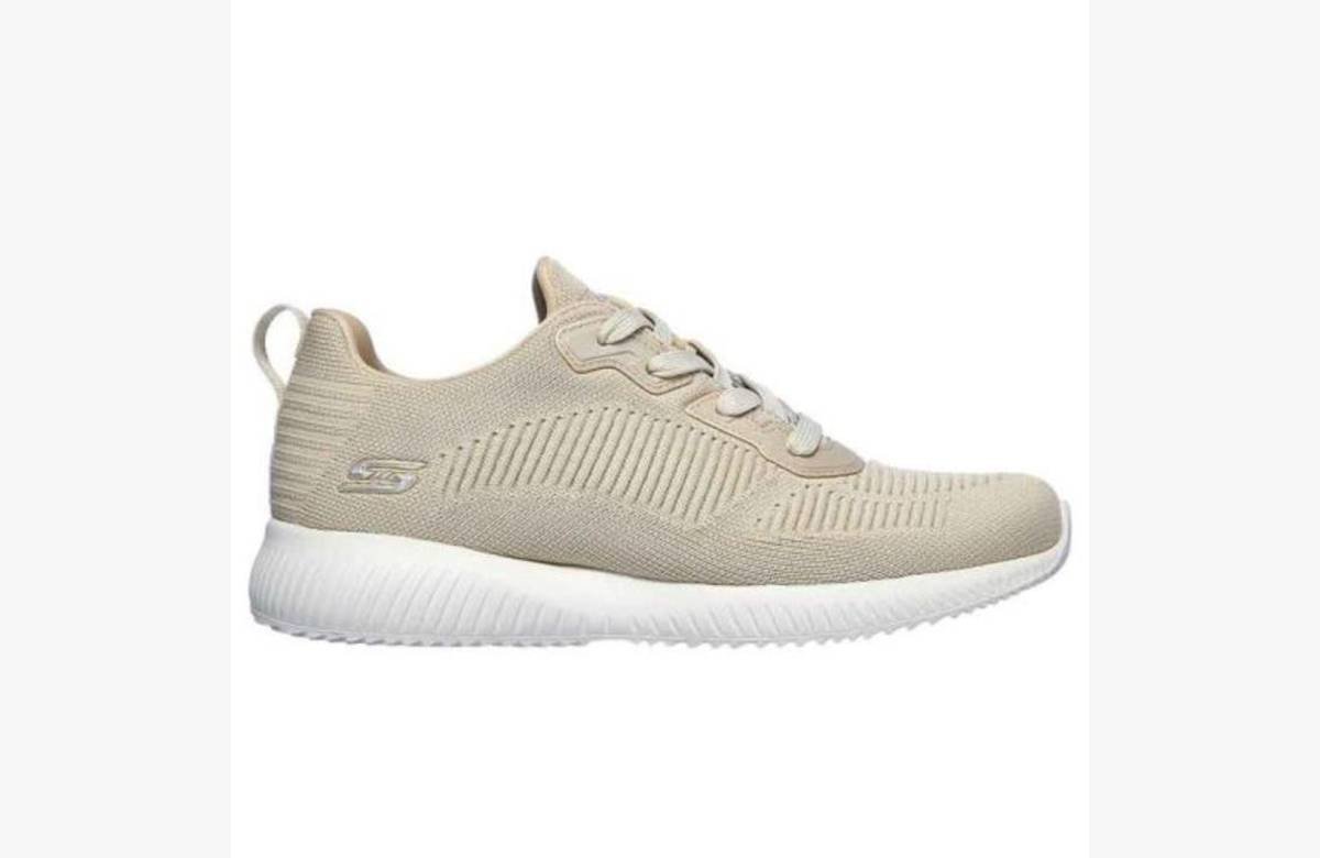 ¡No te pierdas este increíble descuento! Zapatilla deportiva para mujer Skechers en color beige a un precio de ganga