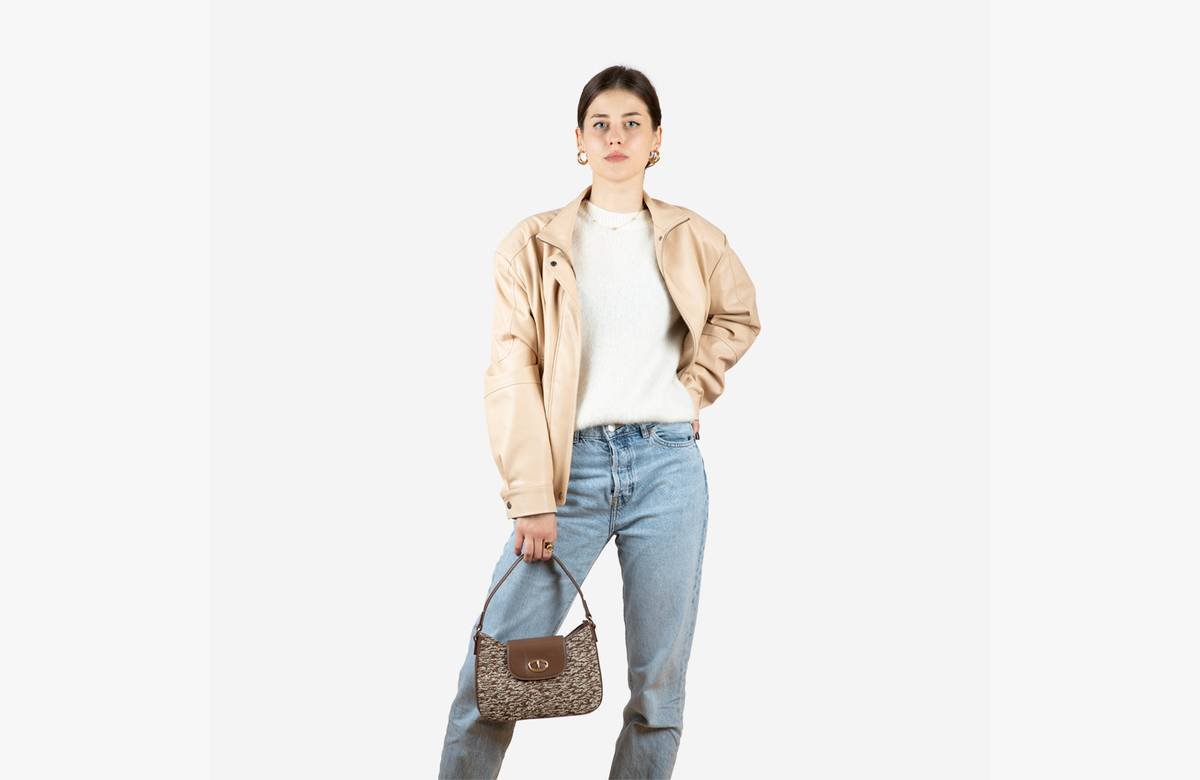 ¡Luce a la moda con la increíble oferta de la Bomber de Simil Cuero!