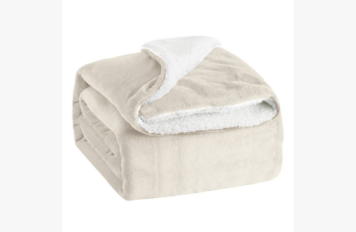 ¡Experimenta la mayor comodidad con la MANTA DE BORREGUITO SHERPA de Mercury Home! Ideal para sofá, dormitorio y viajes, su diseño reversible te brinda calidez y suavidad extra.