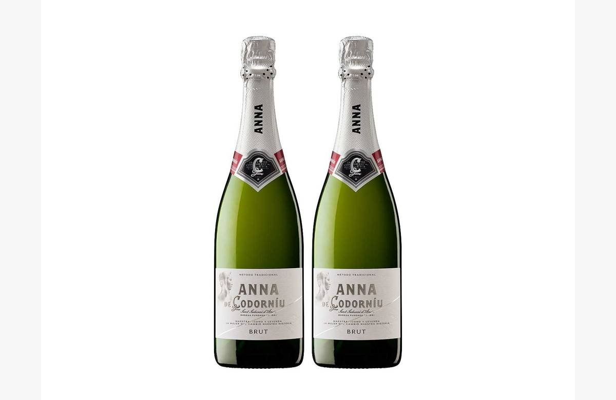¡Oferta exclusiva! Estuche Anna de Codorniu Cava 2 botellas + Bombones Lindt, imperdible para los amantes del lujo y la exquisitez.