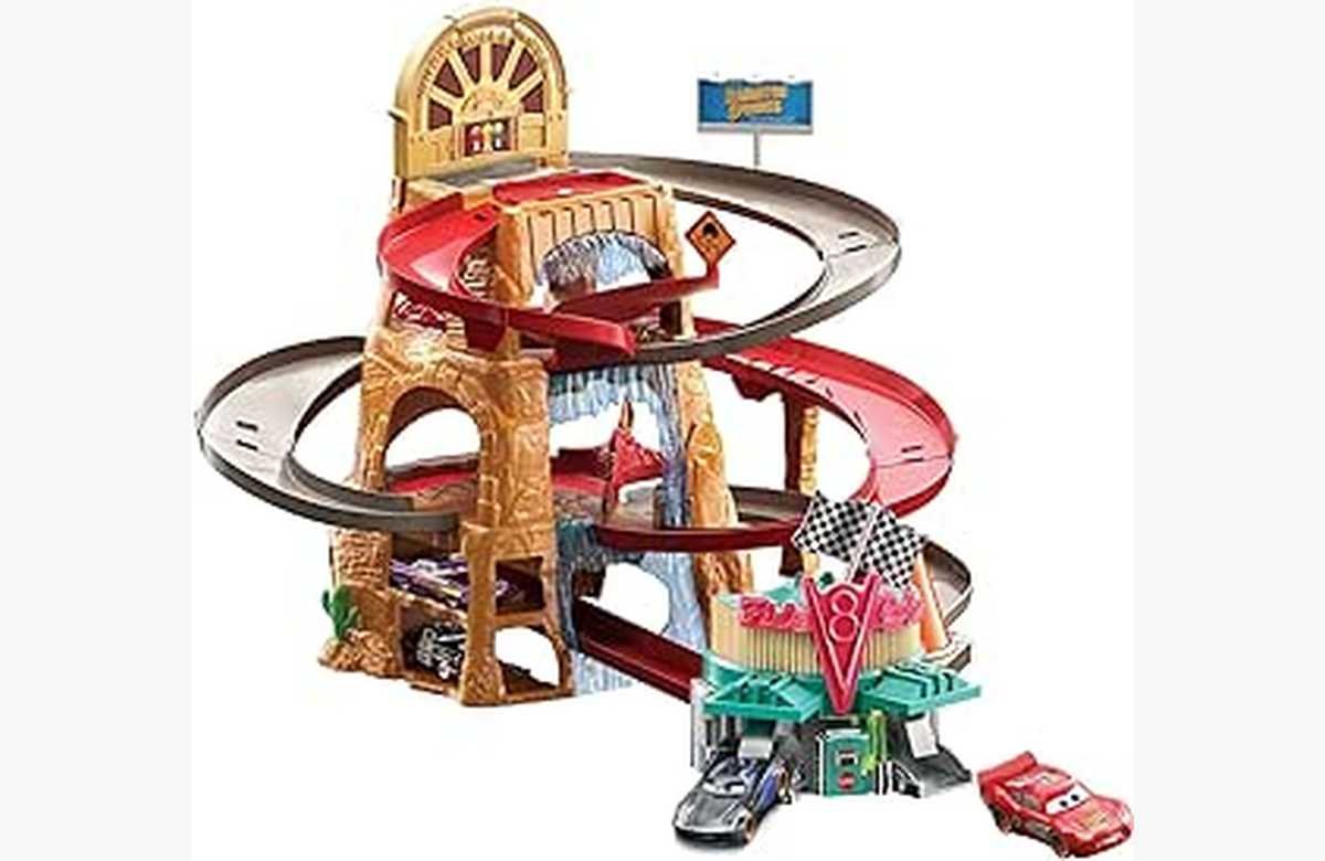 ¡Experimenta la emoción de una carrera en la montaña con Cars de Radiador Springs! ¡Incluye dos coches de juguete para vivir la aventura al máximo!