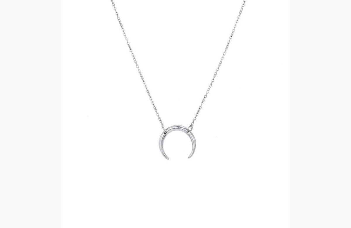 ¡Deslumbra con el colgante de luna que refleja tu estilo único!