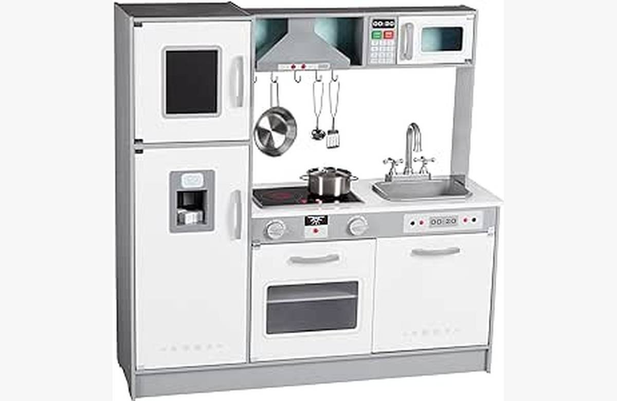¡Descubre la cocina de juguete Amazon Basics de madera con luces y puertas interactivas: la diversión para tus pequeños nunca había sido tan emocionante!