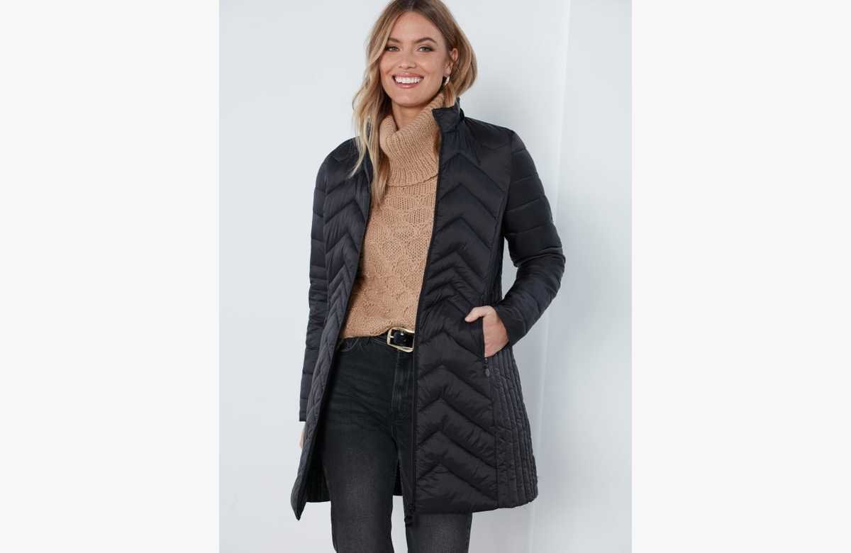 Consigue el abrigo acolchado largo y entallado que todos desean a un precio extraordinario