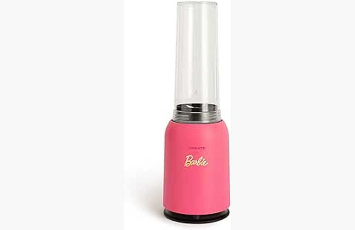 ¡Barbie se une a tus batidos! Consigue la batidora personal y dale vida a tus smoothies deliciosos.