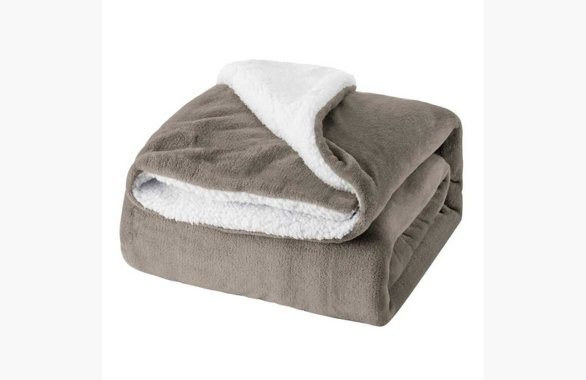 ¡Lo más acogedor para tu hogar! Manta Sherpa reversible 130x160cm – Descubre la suavidad que tanto necesitas.