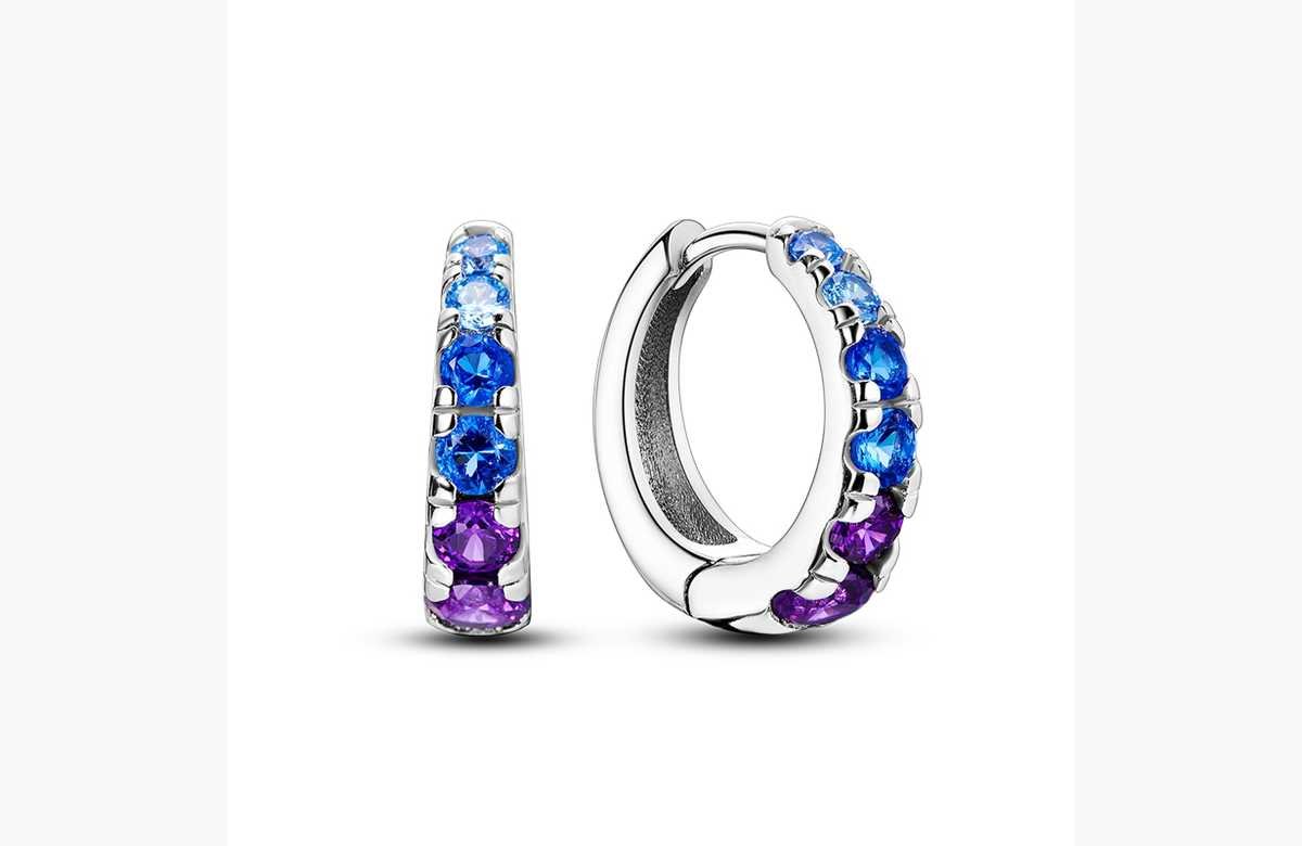 ¡Celebra tu amor con estilo! Pendientes de aro de plata 925 con pavé brillante: una joya única para tu compromiso y boda. ¡No te pierdas esta increíble oferta de lujo, antes de que se acaben!