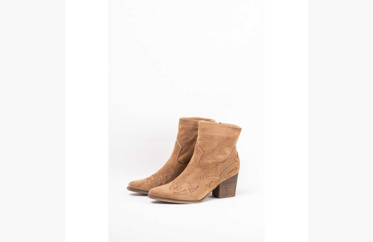 ¡Arrasa con estilo! Consigue tus botines cowboy camperos bordados y con tacón medio a un precio irresistible