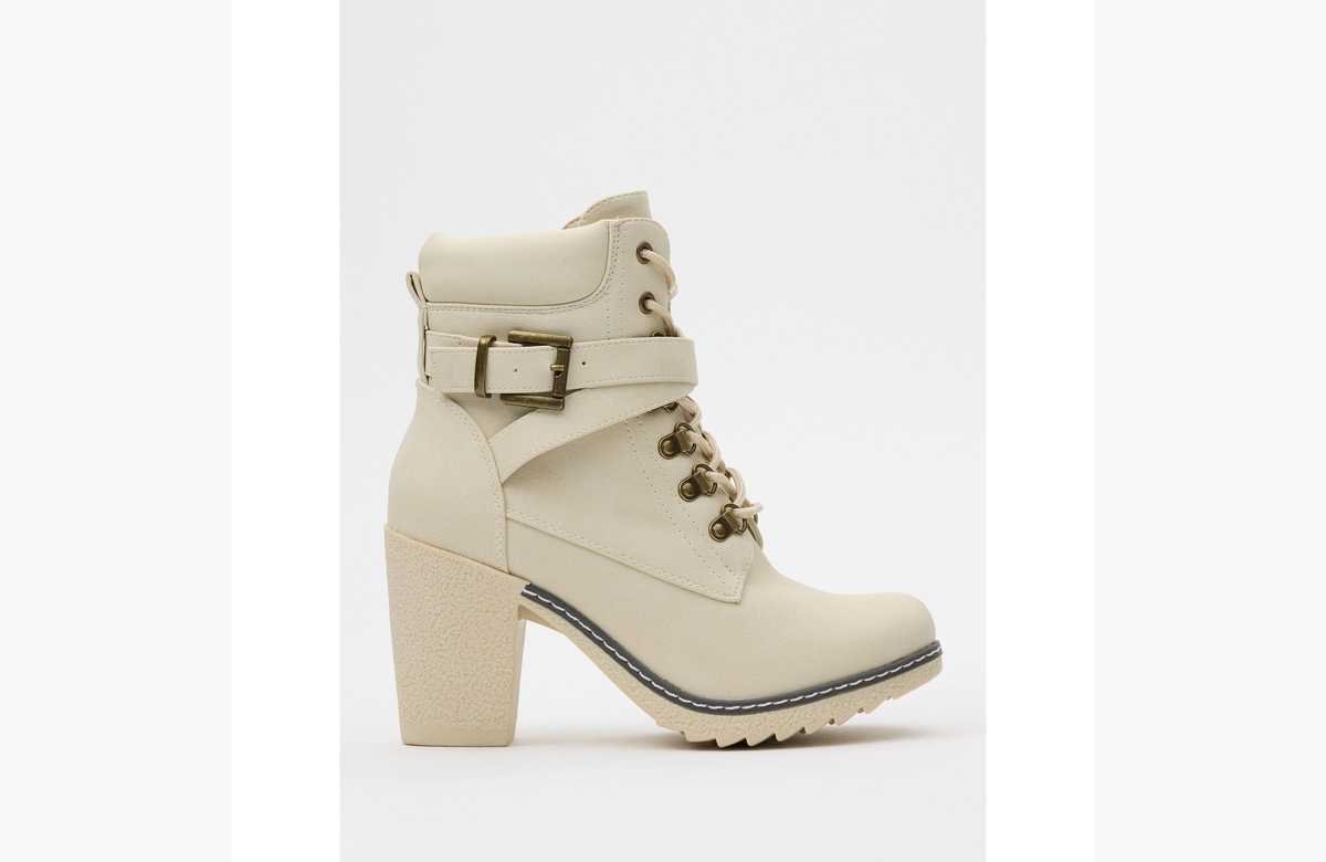 ¡Renueva tu estilo con los botines de polipiel INSIDE y atrévete a brillar con su tacón de 8,5 cm y plataforma de ensueño! ¡No dejes escapar esta oferta que te dejará sin aliento!