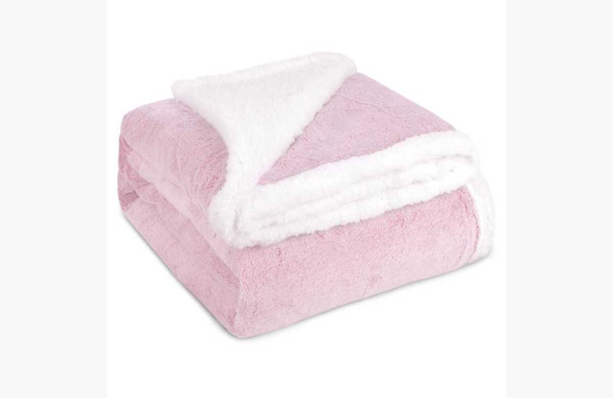 ¡Dale a tu hogar el abrazo perfecto! Descubre la oferta única en MERCURY HOME: Manta de Borreguito Sherpa Reversible