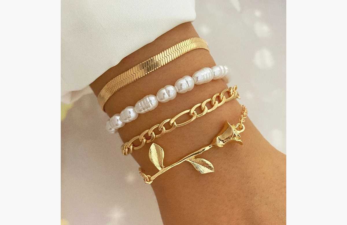 Luce con estilo en tu aniversario con la pulsera dorada de cadena FNIO y dijes vintage