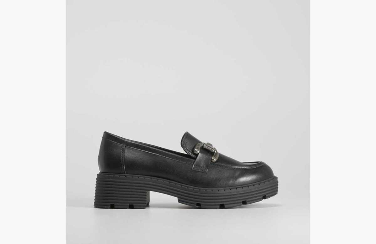 ¡No te pierdas este ofertón! Mocasín monocolor estribo negro NYC: ¡dale un toque de elegancia a tu estilo! Disponibles en tallas 38 y 41.