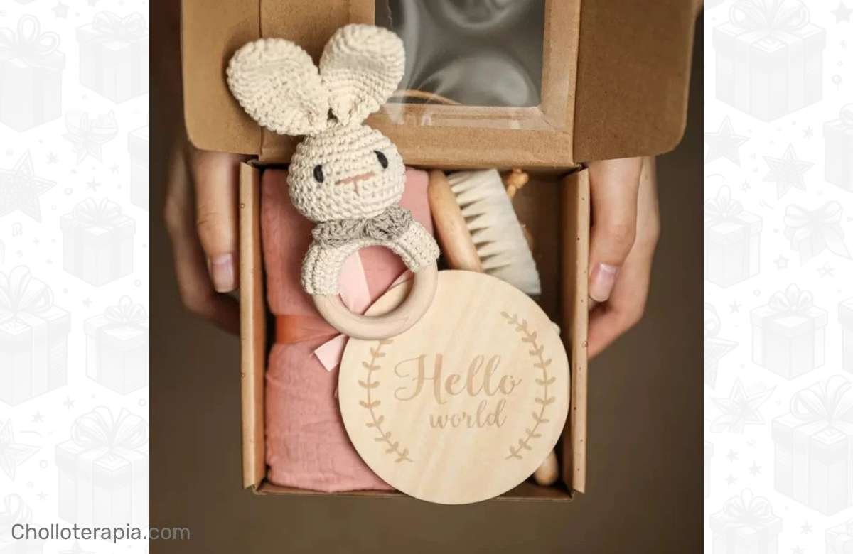 No te lo pierdas: regalo para bebé con toalla de algodón, mantas, cepillo de lana y juguete hecho a mano. ¡Hazte con él ya!