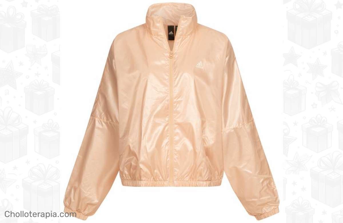 ¡Arrasa con estilo y ahorra! Chaqueta adidas Shiny Woven Logo: la clave para un look cómodo y con estilo. ¡No te pierdas esta oferta irresistible!