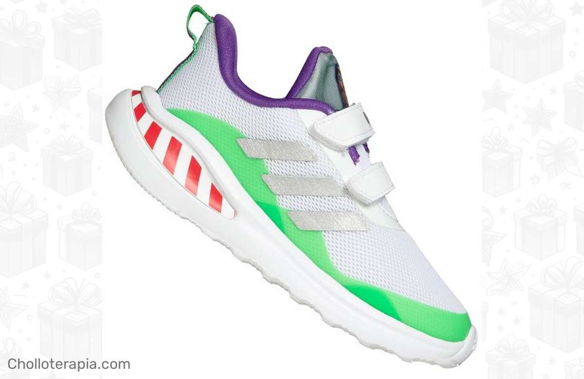 ¡Los zapatos más épicos para tus mini aventureros! ¡Sneakers adidas x Disney Toy Story FortaRun Buzz con un descuento que te dejará sin palabras! ¡No te lo pierdas!