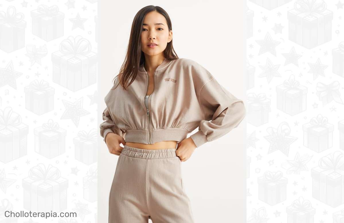 ¡Renueva tu look con esta cazadora crop de felpa a precio de locura en CLOCKHOUSE!