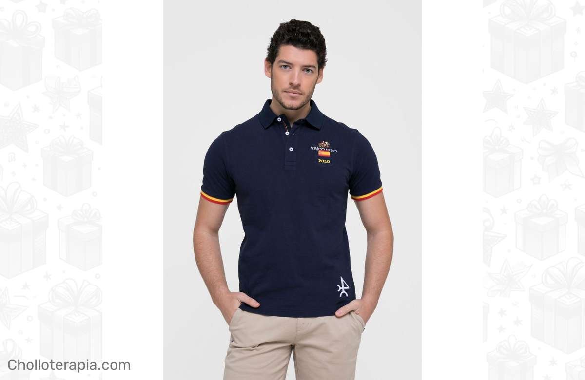 ¡Aprovecha esta ganga! Polo Valecuatro clásico azul marino a precio de locura