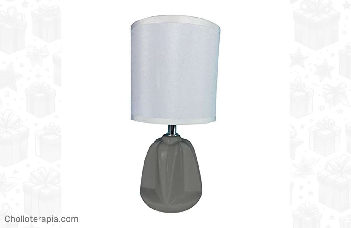 ¡Renueva tu hogar con estilo! Consigue la Lámpara de mesa Adam Gris.