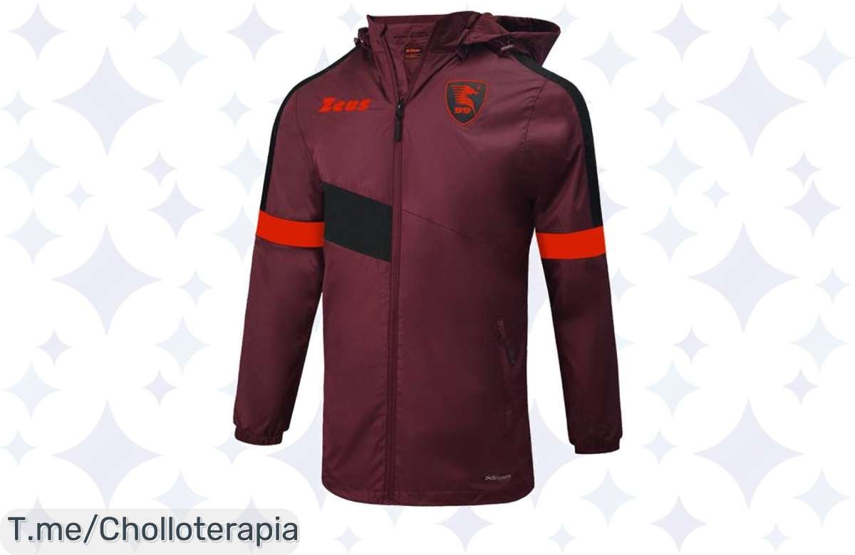 Transforma tu look con el Chubasquero Rojo US Salernitana 1919; un super chollo que te destaca y te protege del mal tiempo. ¡No dejes pasar esta oferta única, compra ya!