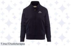 Atrapa tu estilo con la chaqueta logo Zoe de Kappa, ¡un super chollo que nunca has visto! Confort y moda al alcance de tu mano, aprovecha este ofertón y compra ya antes que se agote