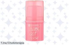 Descubre el blush Brillante de Essence, un super chollo fácil de aplicar que transformará tu rutina de belleza; aprovecha este ofertón de tiempo limitado y embellece tu piel ya mismo