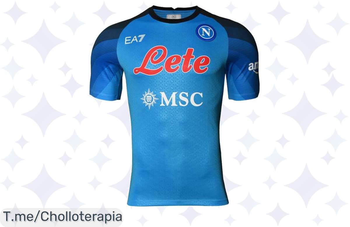 Atrévete a brillar con la camiseta SSC Neapel EA7 Emporio Armani, un diseño único y comodidad inigualable. ¡Super chollo que se agota rápido, hazla tuya YA!