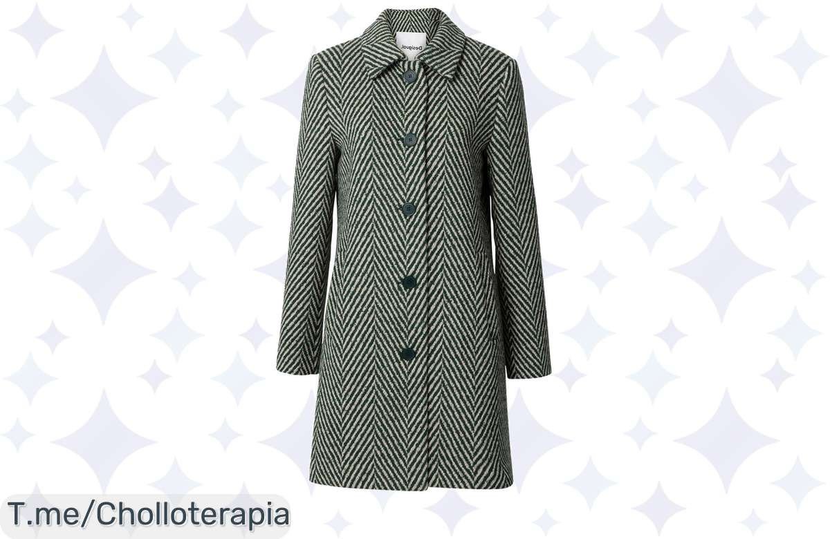 Descubre el abrigo clásico Desigual en verde: un super chollo de estilo y comodidad, ¡brilla esta temporada con una oferta nunca vista! Compra ya antes que se agote.
