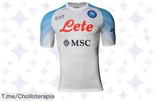 Descubre la camiseta de segunda equipación del SSC Napoli EA7 EMPORIO ARMANI a un precio loco, ¡un super chollo para que brilles en la cancha! ¡Compra ya antes de que se agoten!