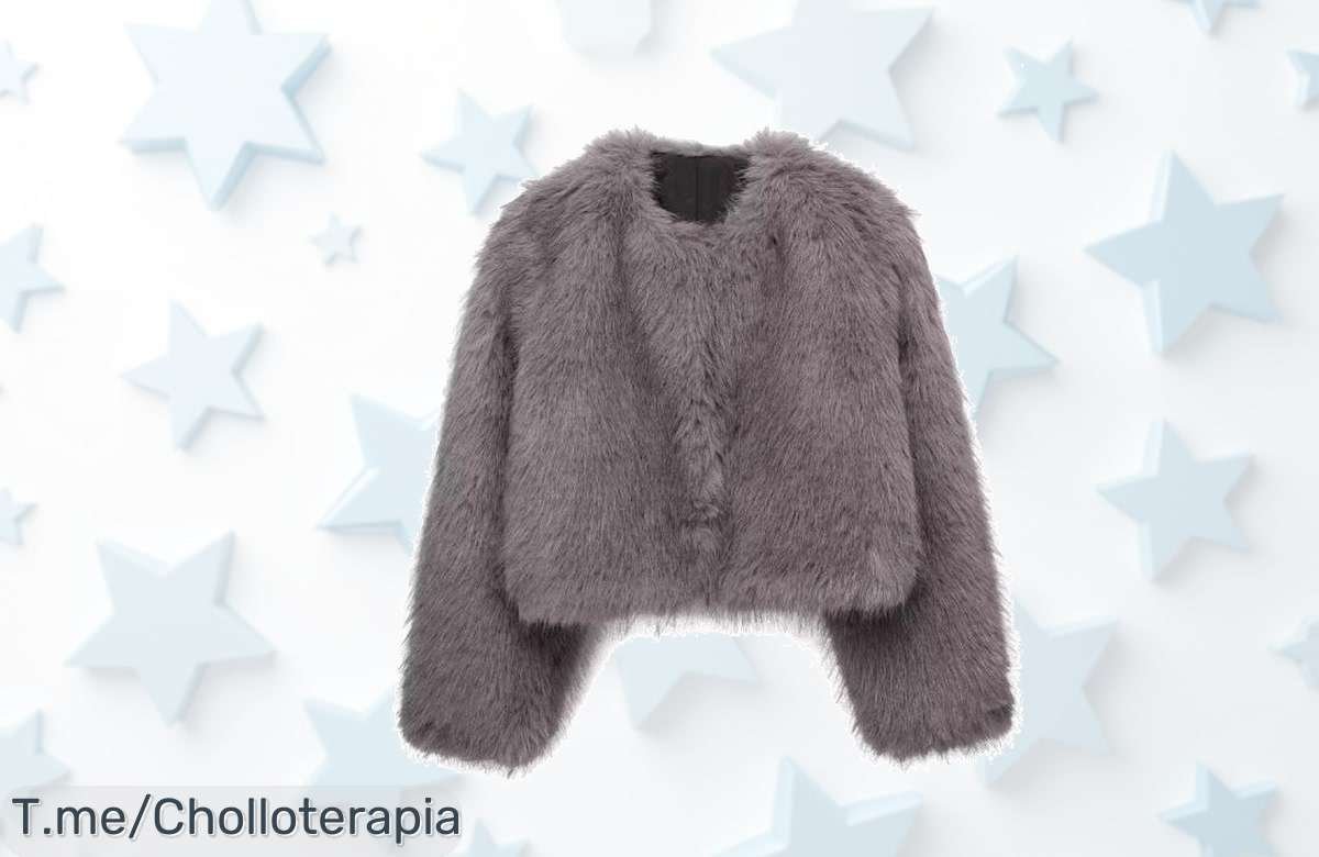 Impulsa tu estilo invernal con el cárdigan TRAFZA, abrigo corto gris de piel sintética que te hará brillar. ¡Aprovecha este ofertón y compra ya antes de que se agote!