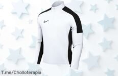 Descubre la sudadera Nike Dri-Fit Academy 23 Drill, el super chollo que todos quieren para entrenar con estilo ¡No esperes más, se agota rápido! Hazla tuya ya y brilla en cada jugada!