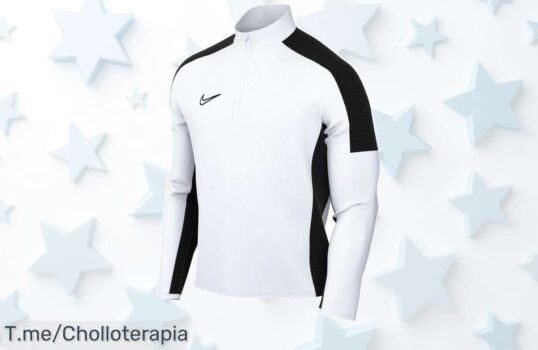 Descubre la sudadera Nike Dri-Fit Academy 23 Drill, el super chollo que todos quieren para entrenar con estilo ¡No esperes más, se agota rápido! Hazla tuya ya y brilla en cada jugada!