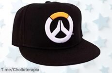 Descubre el Cappellino de béisbol negro, un ofertón único para mostrar tu pasión por Overwatch y darle estilo a cualquier look ¡No te quedes sin el tuyo! Stock limitado