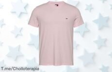 Descubre la camiseta Tommy Jeans en color Precious Pink, un super chollo con parche de bandera que todos desearán ¡Hazla tuya ya antes de que se agote!