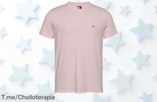 Descubre la camiseta Tommy Jeans en color Precious Pink, un super chollo con parche de bandera que todos desearán ¡Hazla tuya ya antes de que se agote!