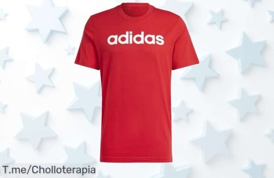 Adidas hombre essentials en better scarlet con logo bordado diseño que nunca falla y cuello canelé aprovecha este super chollo precio loco de ganga oferta limitada ¡actúa ya!