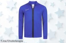 ¡Atrapa el super chollo de la Nike Academy Track Niño Chaqueta! Diseño único que hará brillar a tu pequeño en la pista, ¡pero apúrate, las unidades son limitadas!