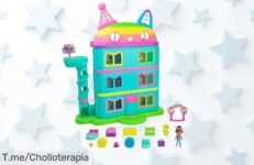 La casa de muñecas de Gabby con sonidos y 10 accesorios arcoíris es un ofertón con descuento brutal para descubrir 6 habitaciones y ático secreto ¡aprovecha este precio loco antes que se acabe!