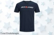 Camiseta slim fit Jack & Jones azul navy con diseño clásico oficialmente rebajada para renovar tu armario ya, un super chollo limitado que vuela rápido ¡Hazte con la tuya antes de que desaparezcan!