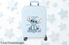 Maleta de cabina rígida azul Stitch Disney con cierre TSA y ruedas dobles, diseño extensible para llevar más cosas ¡Rebajada a un precio que no se repite! Solo quedan pocas unidades en stock, aprovecha ya este ofertón antes que desaparezca