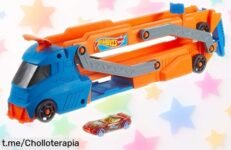 Camión transportador Hot Wheels HYT83 que se convierte en pista de 76 cm, ¡guarda hasta 9 coches y lanza acrobacias épicas! Precio rebajado, super chollo por tiempo limitado. No te pierdas esta locura, consigue el tuyo antes de que desaparezca.