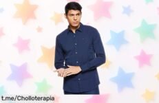 Camisa Tommy Jeans Tjm Original stretch en azul con logo bordado y botones únicos, un super chollo rebajado que no puedes dejar escapar ¡pilla la tuya antes de que desaparezcan!